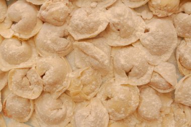 Ev yapımı hamur köfteleri mutfakta bir panoya konur.