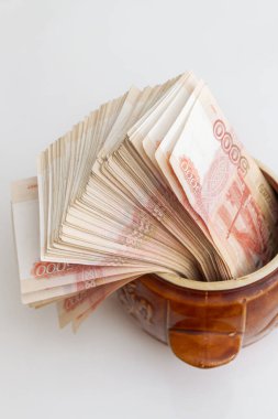 Rus banknotları seramik bir çömlekte büyük miktarlarda beş bin ruble.