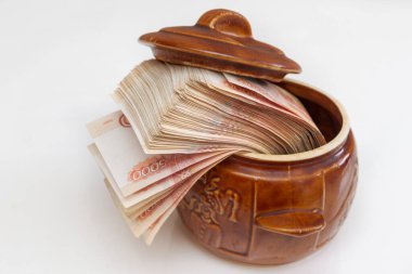 Rus banknotları seramik bir çömlekte büyük miktarlarda beş bin ruble.