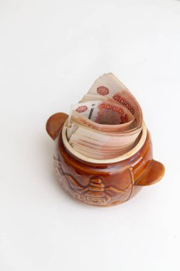 Rus banknotları seramik bir çömlekte büyük miktarlarda beş bin ruble.