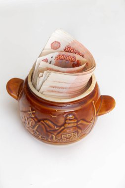 Rus banknotları seramik bir çömlekte büyük miktarlarda beş bin ruble.