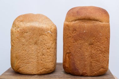 Taze pişmiş ekmek evde bir ekmek makinesinde pişirildi.