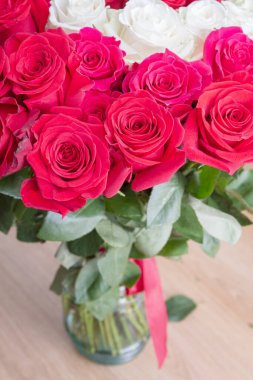 Vazoda çok renkli kırmızı, pembe ve beyaz güller.