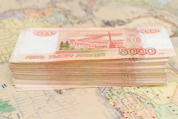 Карті Світу Зображена Велика Колода Російських Грошей — стокове фото