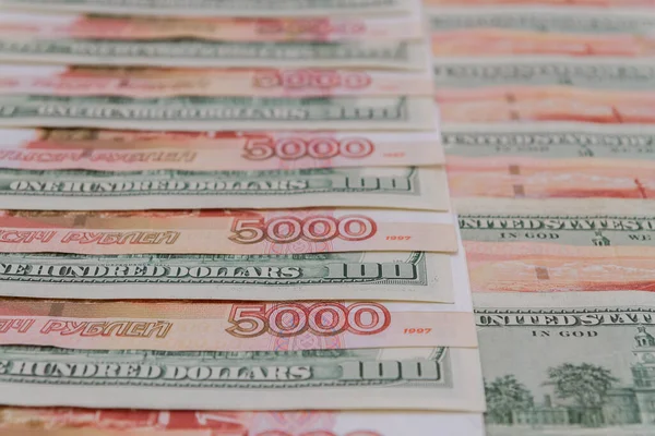 Duża Liczba Amerykańskich Banknotów Studolarowych Rosyjskich Banknotów Pięciotysięcznych — Zdjęcie stockowe