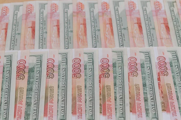 大量美国100美元钞票和俄罗斯5000美元钞票 — 图库照片