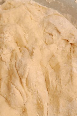 Ev yapımı hamur köftesi yapmak için bir kaseye karıştırılmış çiğ hamur.