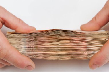 Beş bin ruble 'lik bir paketin içinde çok sayıda banknot var.