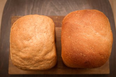 Taze pişmiş ekmek evde bir ekmek makinesinde pişirildi.