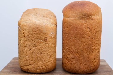 Taze pişmiş ekmek evde bir ekmek makinesinde pişirildi.