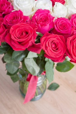 Vazoda çok renkli kırmızı, pembe ve beyaz güller.