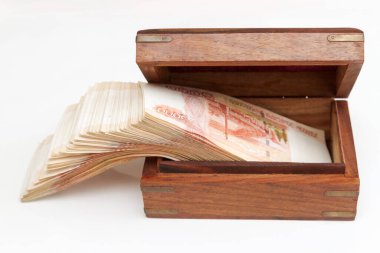 Beş bin rublelik Rus banknotları büyük miktarlarda tahtadan bir kutuda.