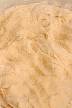 Ev yapımı hamur köftesi yapmak için bir kaseye karıştırılmış çiğ hamur.