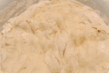 Ev yapımı hamur köftesi yapmak için bir kaseye karıştırılmış çiğ hamur.