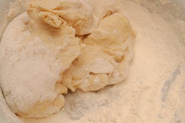 Ev yapımı hamur köftesi yapmak için bir kaseye karıştırılmış çiğ hamur.