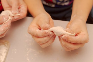 Evde mankenlik ve ev yapımı hamur köftesi pişirme.