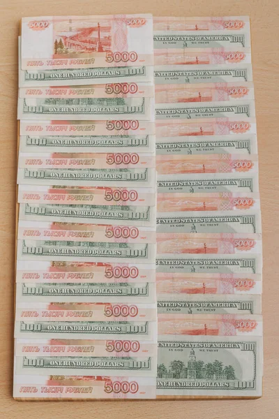 Duża Liczba Amerykańskich Banknotów Studolarowych Rosyjskich Banknotów Pięciotysięcznych — Zdjęcie stockowe