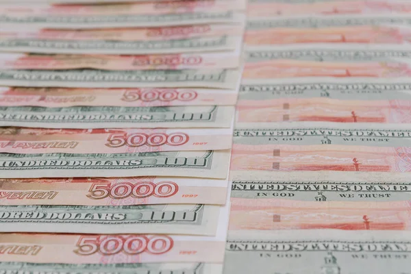 Çok Sayıda Amerikan Yüz Dolarlık Banknotlar Rus Beşbin Dolarlık Banknotlar — Stok fotoğraf