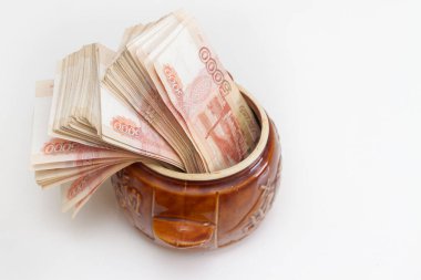 Rus banknotları seramik bir çömlekte büyük miktarlarda beş bin ruble.