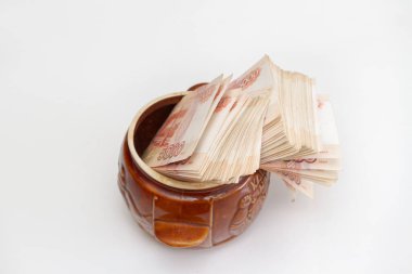 Rus banknotları seramik bir çömlekte büyük miktarlarda beş bin ruble.