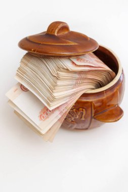 Rus banknotları seramik bir çömlekte büyük miktarlarda beş bin ruble.