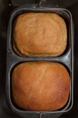 Ev yapımı ekmek bir ekmek makinesinde pişirilir.