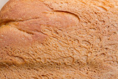 Taze pişmiş ekmek evde bir ekmek makinesinde pişirildi.