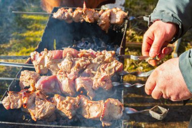 Taze domuz şiş kebap ızgarada şiş kebap yapılır.