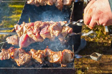 Taze domuz şiş kebap ızgarada şiş kebap yapılır.