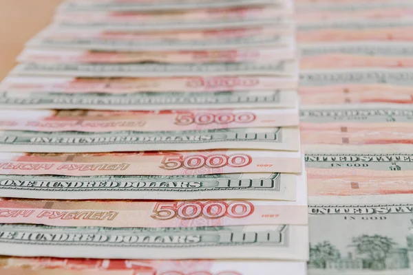Çok Sayıda Amerikan Yüz Dolarlık Banknotlar Rus Beşbin Dolarlık Banknotlar — Stok fotoğraf