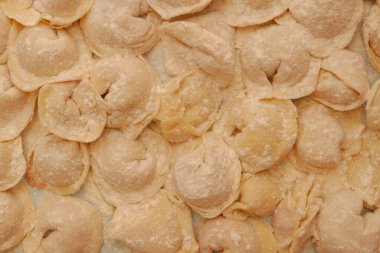 Ev yapımı hamur köfteleri mutfakta bir panoya konur.