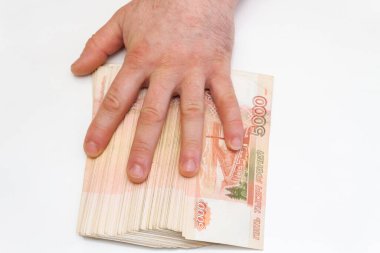 Bir adamın eli beş bin rublelik banknotları sayar ve taşır.