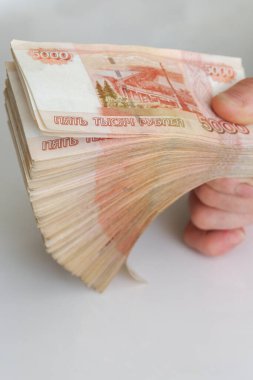 Beş bin ruble 'lik bir paketin içinde çok sayıda banknot var.