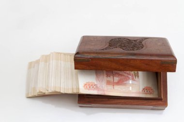 Beş bin rublelik Rus banknotları büyük miktarlarda tahtadan bir kutuda.
