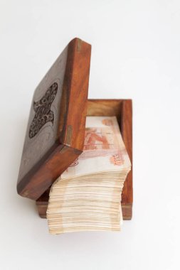 Beş bin rublelik Rus banknotları büyük miktarlarda tahtadan bir kutuda.