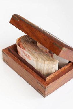 Beş bin rublelik Rus banknotları büyük miktarlarda tahtadan bir kutuda.