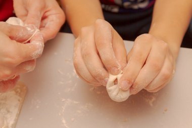 Evde mankenlik ve ev yapımı hamur köftesi pişirme.