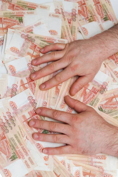 一个人的手数着 把5000卢布的钞票堆积起来 — 图库照片