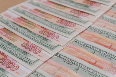 Çok sayıda Amerikan yüz dolarlık banknotlar ve Rus beşbin dolarlık banknotlar.