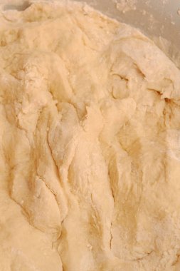 Ev yapımı hamur köftesi yapmak için bir kaseye karıştırılmış çiğ hamur.