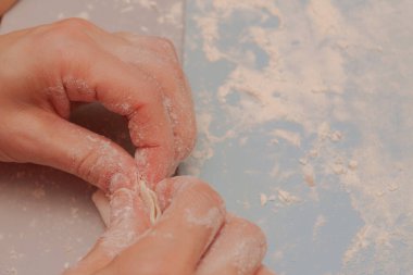 Evde mankenlik ve ev yapımı hamur köftesi pişirme.