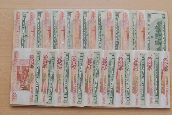 Duża Liczba Amerykańskich Banknotów Studolarowych Rosyjskich Banknotów Pięciotysięcznych — Zdjęcie stockowe