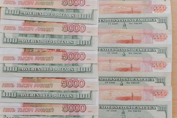 大量美国100美元钞票和俄罗斯5000美元钞票 — 图库照片