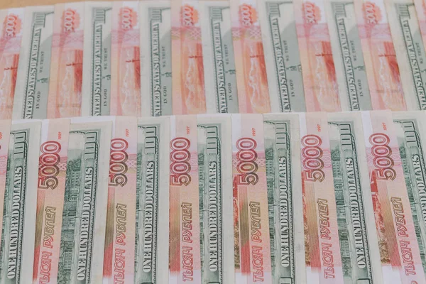 Çok Sayıda Amerikan Yüz Dolarlık Banknotlar Rus Beşbin Dolarlık Banknotlar — Stok fotoğraf