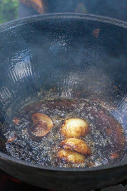 Yazın dışarıdaki ızgarada kazanda pilav pişirmek.