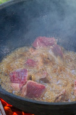 Yazın dışarıdaki ızgarada kazanda pilav pişirmek.