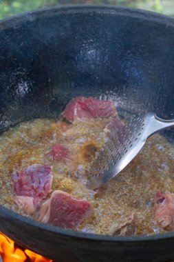 Yazın dışarıdaki ızgarada kazanda pilav pişirmek.