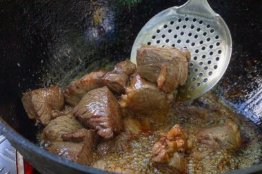 Yazın dışarıdaki ızgarada kazanda pilav pişirmek.