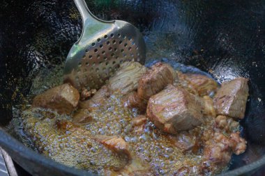 Yazın dışarıdaki ızgarada kazanda pilav pişirmek.