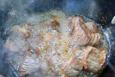 Yazın dışarıdaki ızgarada kazanda pilav pişirmek.